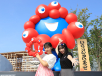 山之内すずさんがグルメ系インフルエンサーのうざみちゃんと 万博グルメを食べ歩き