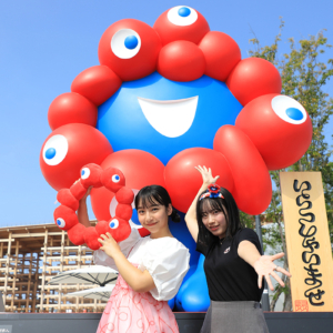山之内すずさんがグルメ系インフルエンサーのうざみちゃんと 万博グルメを食べ歩き