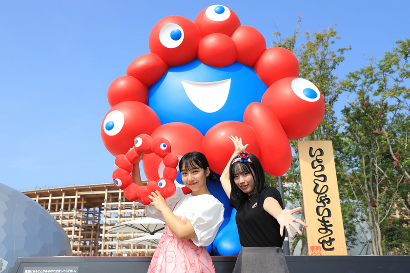 山之内すずさんがグルメ系インフルエンサーのうざみちゃんと 万博グルメを食べ歩き