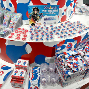 アニメイト梅田に「ミャクミャク」グッズ集合