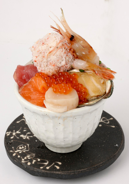 「シハチ鮮魚店」山盛りおおズワイと10種海鮮丼