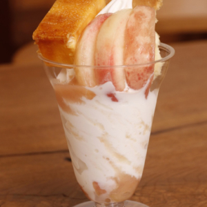 「ミルクのくるみ」とかち桃たっぷりパフェにカタラーナを添え