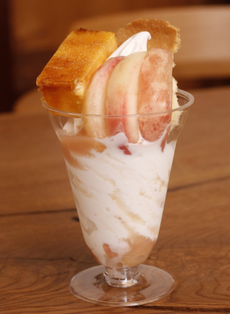 「ミルクのくるみ」とかち桃たっぷりパフェにカタラーナを添え