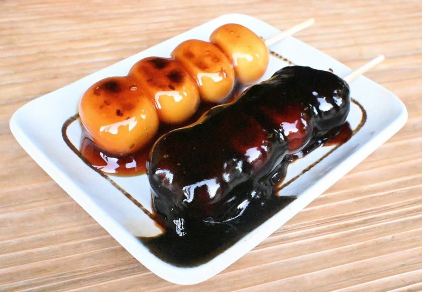 「だんご屋」みたらし団子、黒糖みつ団子
