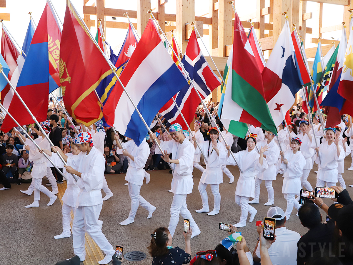 動画】大阪・関西万博、最終日にフラッグパレード ハローキティ