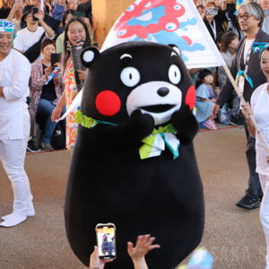 大阪・関西万博でフラッグパレード