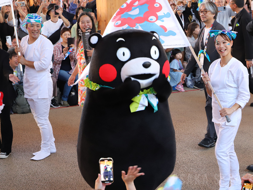 大阪・関西万博でフラッグパレード