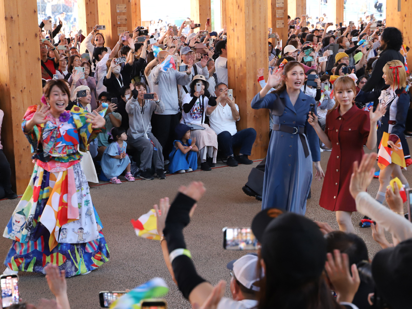 フラッグパレードにはるな愛さん、ゆうちゃみさん＆ゆいちゃみ（ゆい小池）さん