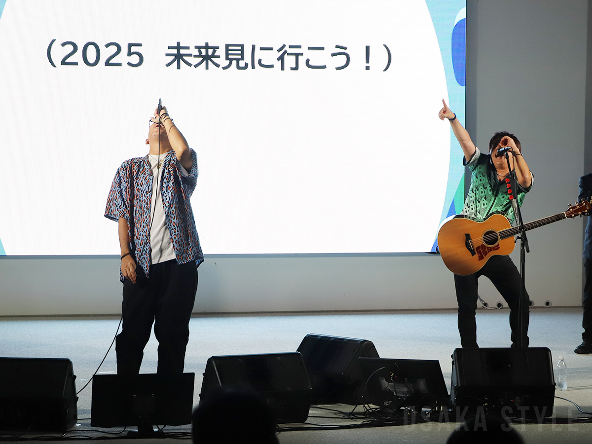 コブクロが「この地球の続きを」を熱唱