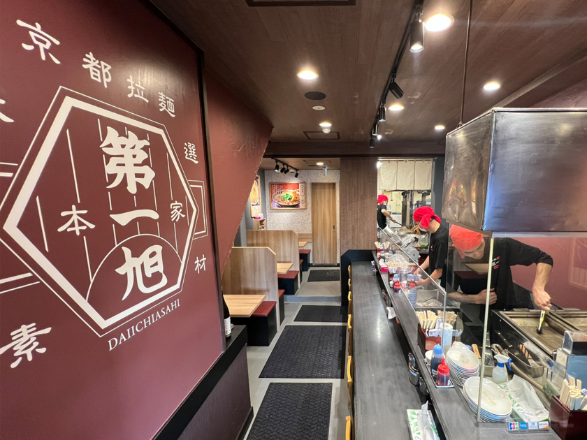 「本家第一旭 天満店」の店内