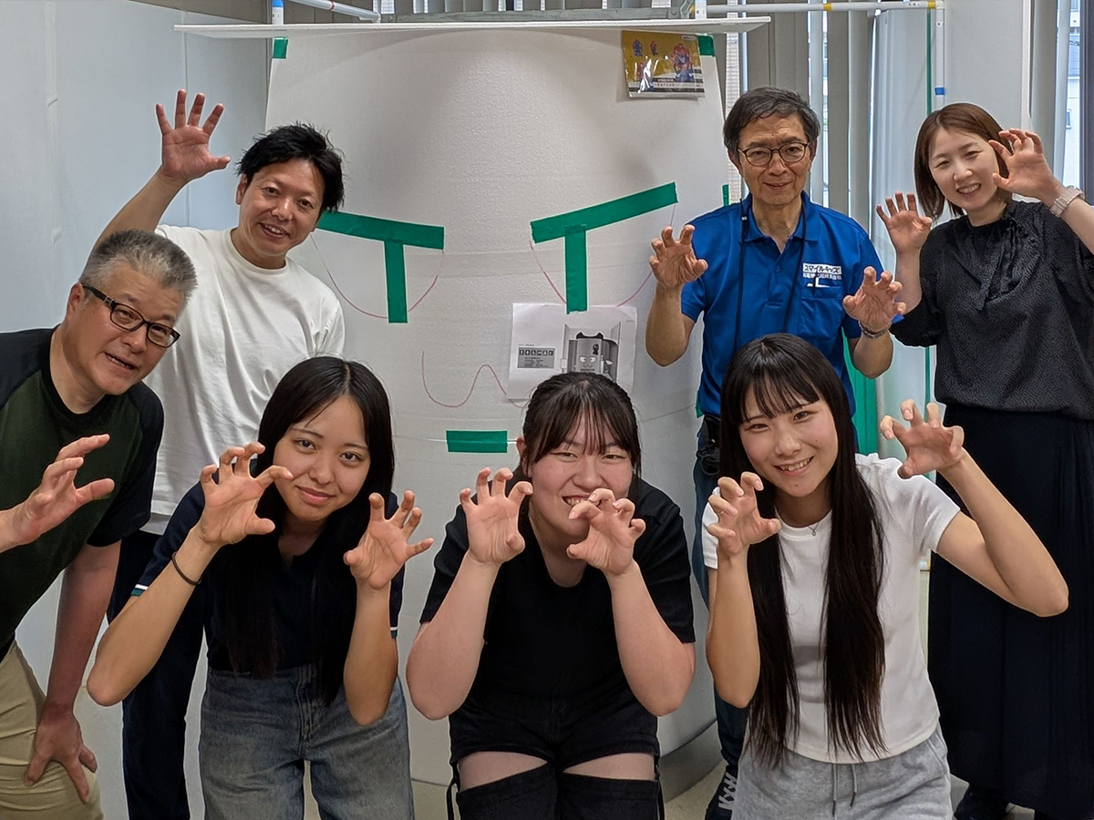 「防災ロッカー」を開発した学生と地元企業の人たち