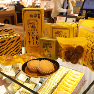 看板商品「こがしバターケーキ」などを販売する「Mukashin」