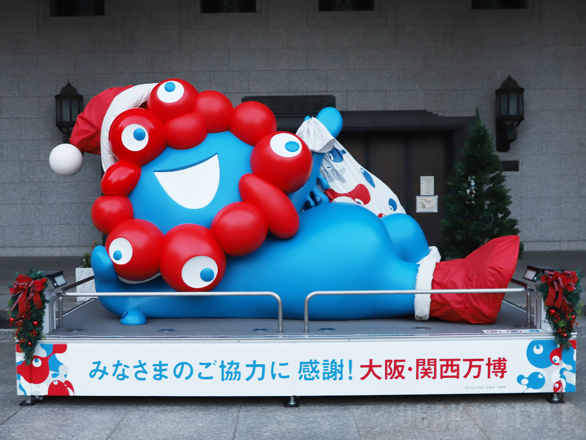 大阪市役所の大阪・関西万博「ミャクミャクモニュメント」が