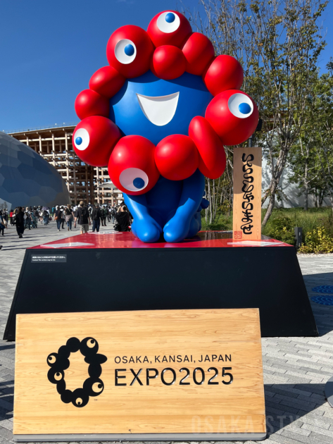 ミャクミャクのモニュメント