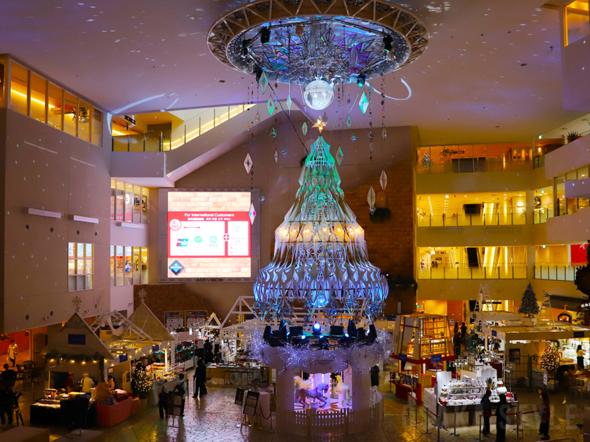 ミラーボールとイルミネーションのショータイム