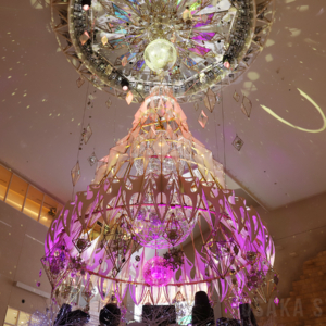 ミラーボールとイルミネーションのショータイム