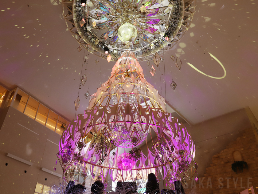 ミラーボールとイルミネーションのショータイム