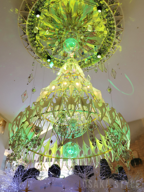 ミラーボールとイルミネーションのショータイム