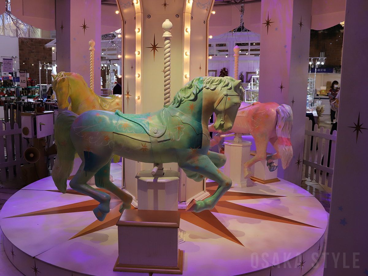 白いメリーゴーランド