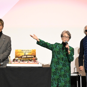 大阪で映画「TOKYOタクシー」舞台挨拶 木村拓哉さんへのサプライズ誕生日祝いも