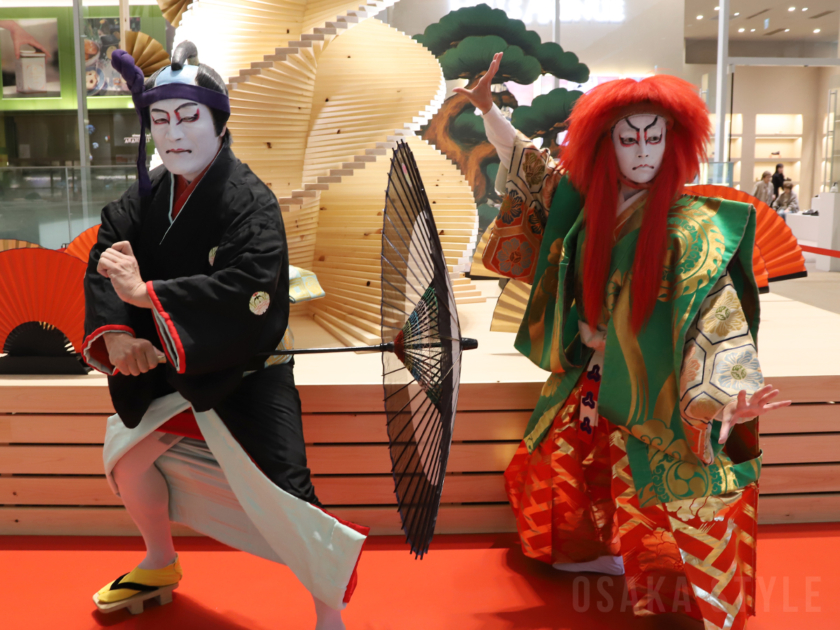 歌舞伎演者が登場