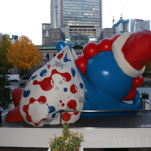 「ミャクミャクモニュメント」がサンタクロース姿に