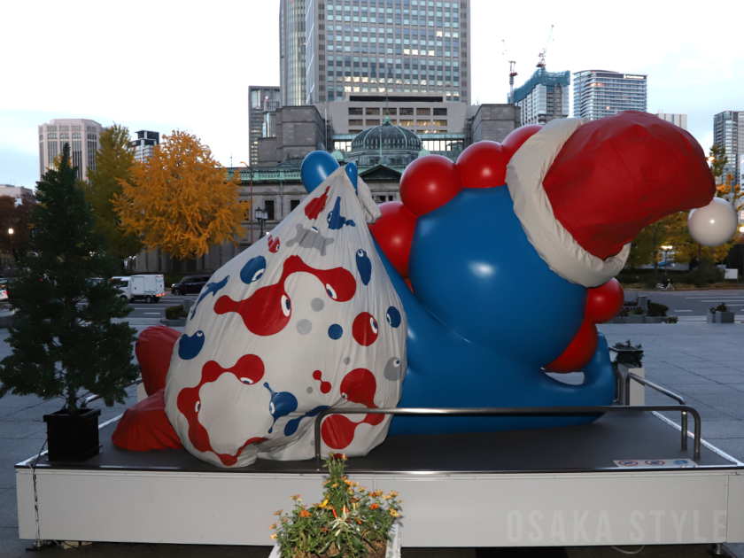 「ミャクミャクモニュメント」がサンタクロース姿に