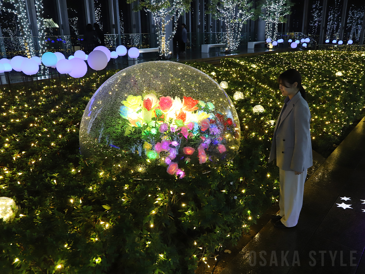 人の動きにあわせて光の花が咲く「インタラクティブフラワー」