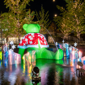 「テッド・イベール」も赤のケープでクリスマス仕様にドレスアップ