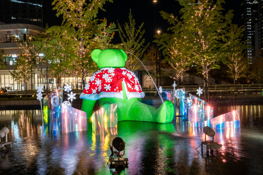 「テッド・イベール」も赤のケープでクリスマス仕様にドレスアップ