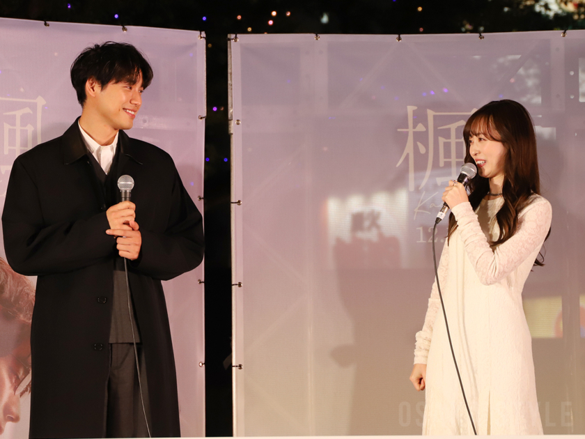 なんば広場で映画「楓」ライトアップサプライズイベント