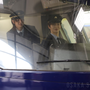 後藤威尊さんと佐野雄大さんが特急ラピートの運転席を体験