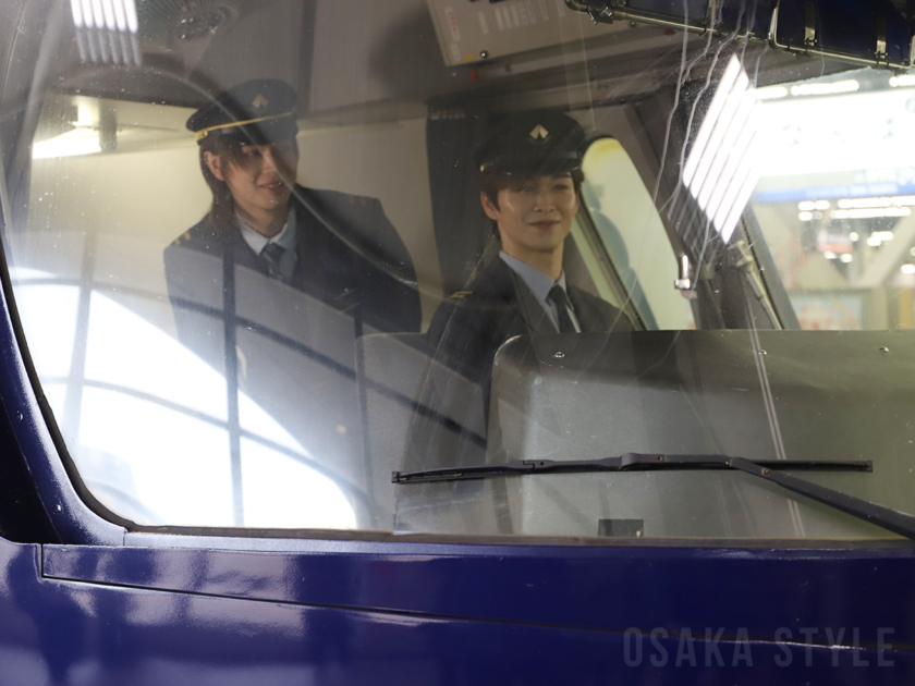 後藤威尊さんと佐野雄大さんが特急ラピートの運転席を体験