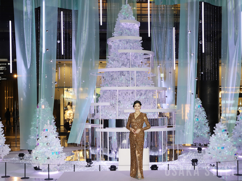 メインクリスマスツリー「Winter Prism Tree」