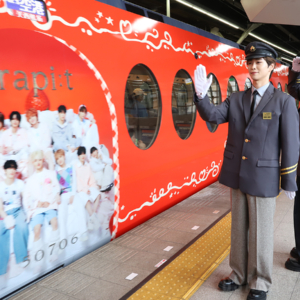 特急ラピート「マジラピ号」の出発をお見送りする後藤威尊さん、佐野雄大さん