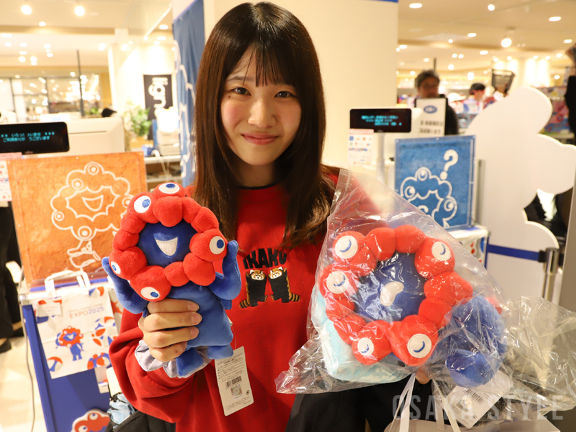 ミャクミャクもちもちぬいぐるみを購入した来店客