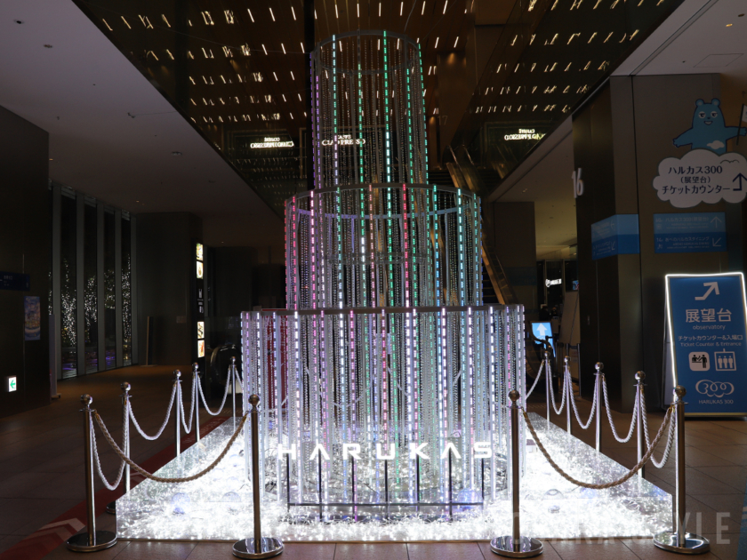 あべのハルカス16階ロビーのタワーモニュメント