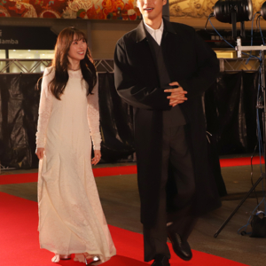 福士蒼汰さん、福原遥さんがレッドカーペットを歩いて登場