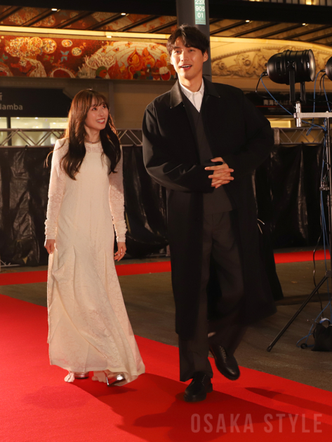 福士蒼汰さん、福原遥さんがレッドカーペットを歩いて登場