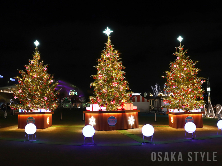 「クリスマスマーケット in 大阪 てんしば 2025」のクリスマスツリー