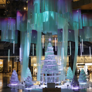 グランフロント大阪のクリスマスツリー「Winter Prism Tree」