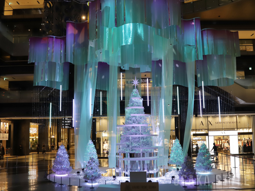 グランフロント大阪のクリスマスツリー「Winter Prism Tree」