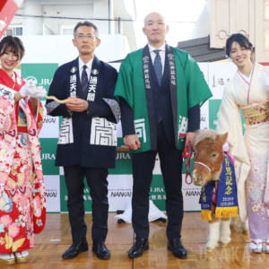 通天閣で「干支の引き継ぎ式」