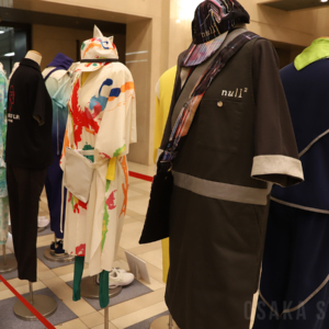 大阪市役所で万博ユニフォーム特別展示