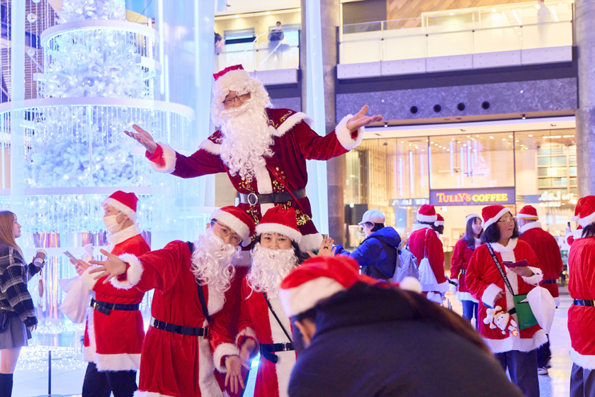 グランフロント大阪・グラングリーン大阪で「サンタパレード」