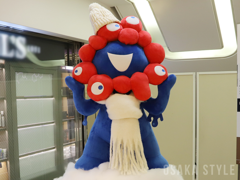 冬コーデのミャクミャク像