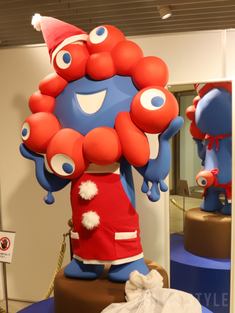 サンタクロース姿のミャクミャク像