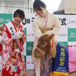 通天閣で「干支の引き継ぎ式」