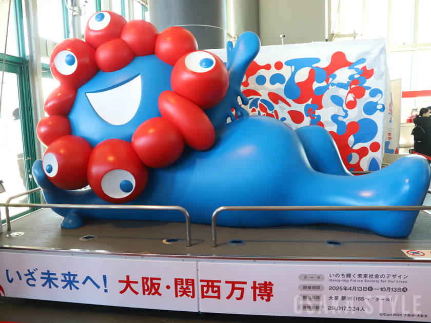 「ミャクミャク」のモニュメント