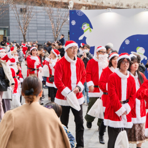 グランフロント大阪・グラングリーン大阪で「サンタパレード」